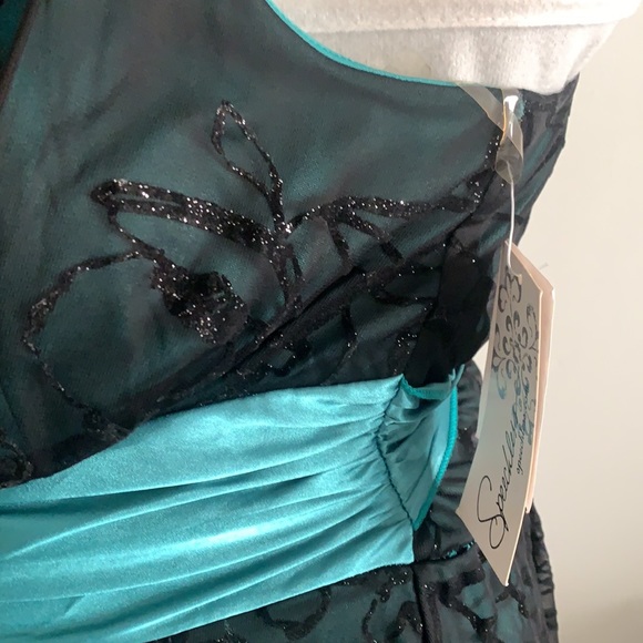 Speechless Dress - Picture 3 of 7